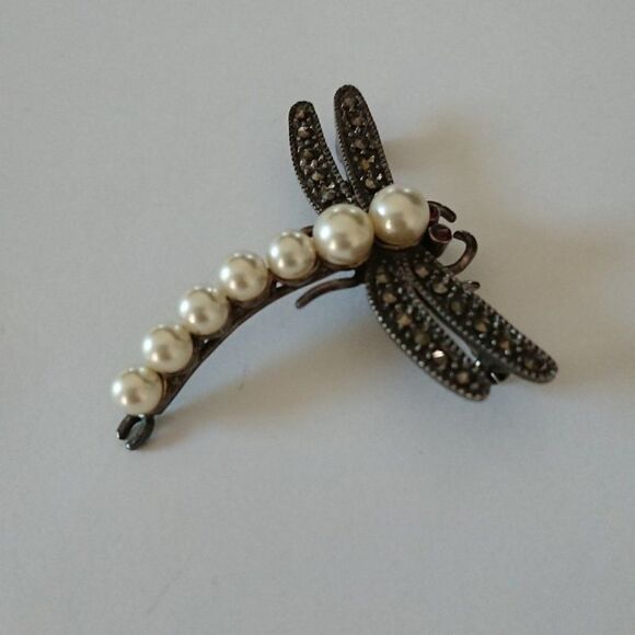 Silver & pearl with black crystal dragonfly brooch - Picture 2 of 6